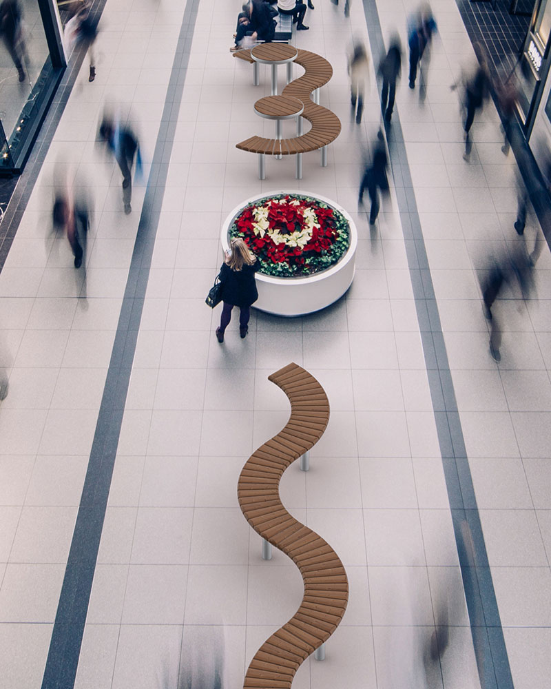 Image rendue du mobilier d'extérieur Sofiero qui est modulaire, celui-ci se trouve au milieu d'un centre commercial pour fournir des places assises. 